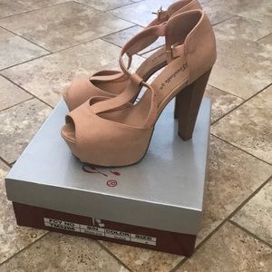 Nude Heels Size: 8
